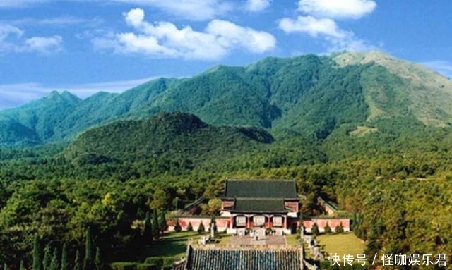 此人是一位王爷,身份地位身份崇高,但是连自家大门都不能出!