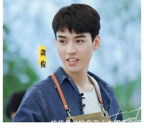 中餐厅5晒“开张海报”，其他人都很朴素，姚安娜却戴墨镜