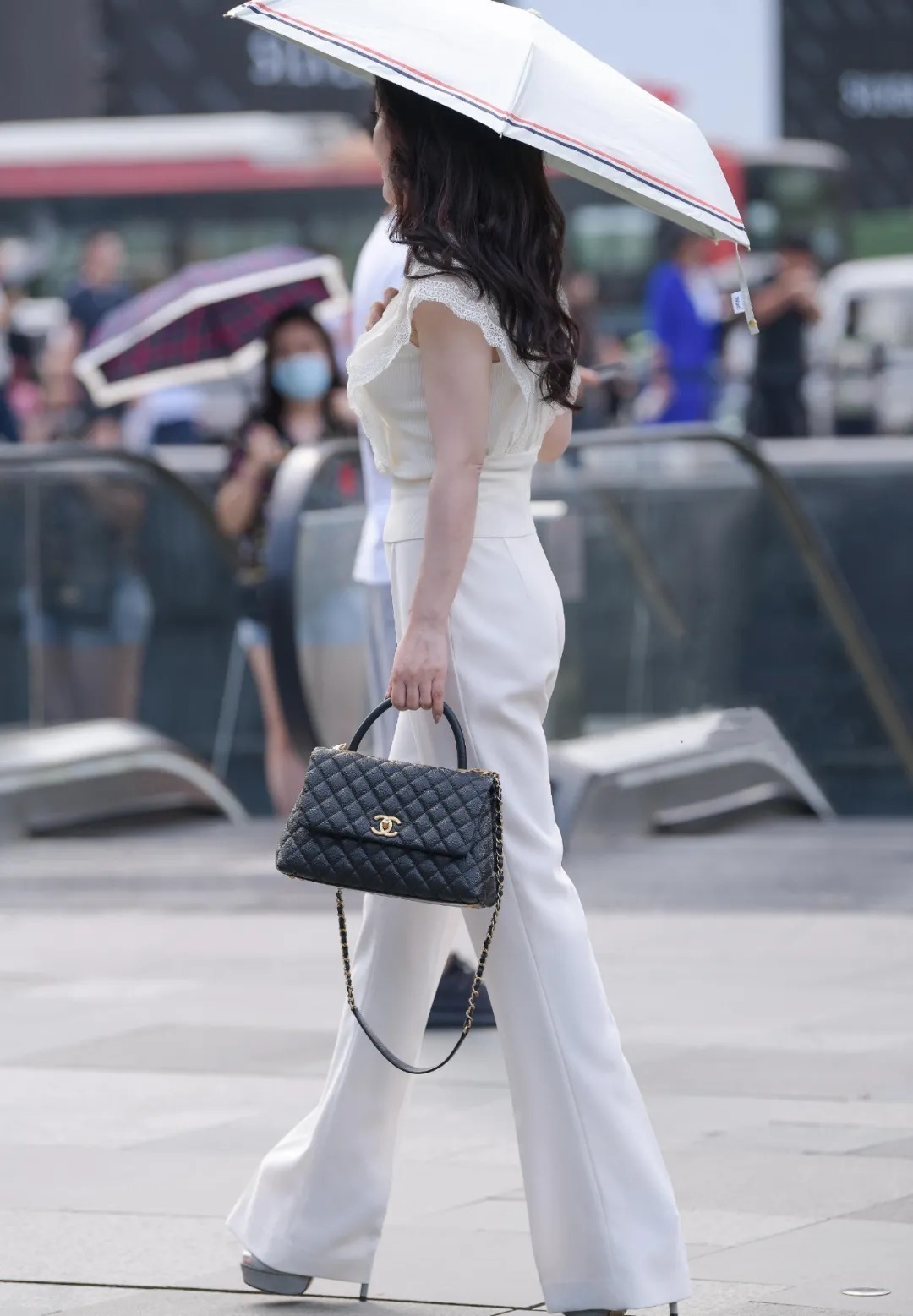 大长腿 小姐姐休闲上衣搭配白色长裤,气质干练又清爽还显腿长