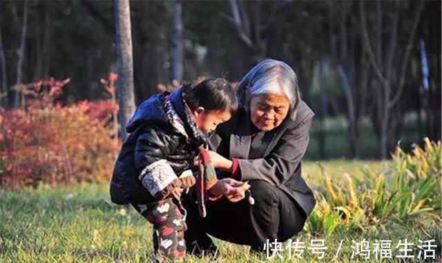 背布|宝妈背着孩子在路边打电话,看到她背上孩子后,路人吓得赶紧提醒