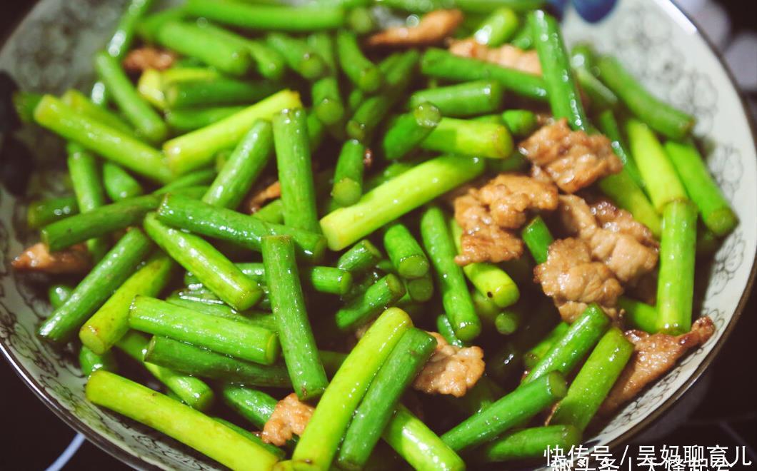 炒蒜苔时不要再直接下锅了,少做了一步,蒜苔不清脆也不入味