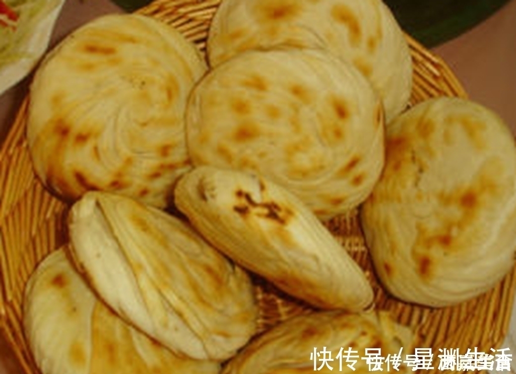 烙饼和面时,一定别直接加水,多加“1步”,又软香又出层