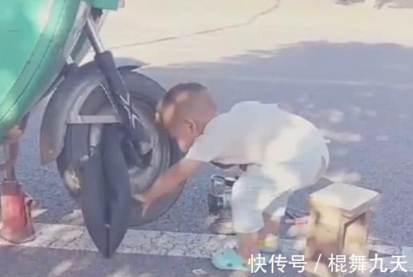 宝宝|“修车工宝宝”专业补胎火了，果然穿尿不湿的都了不起！