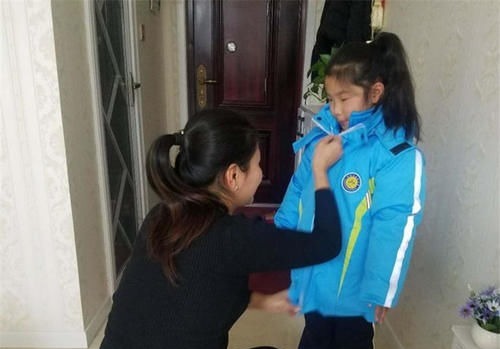 校服|孩子每次回家都说冷,宝妈怀疑校服有问题,剪开校服后宝妈哭了