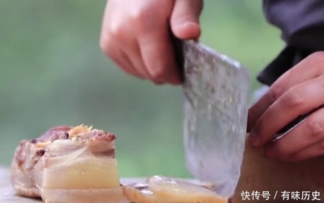 小伙摘得深山里的巨无霸竹笋,用来这样做超好吃,你想试试吗?