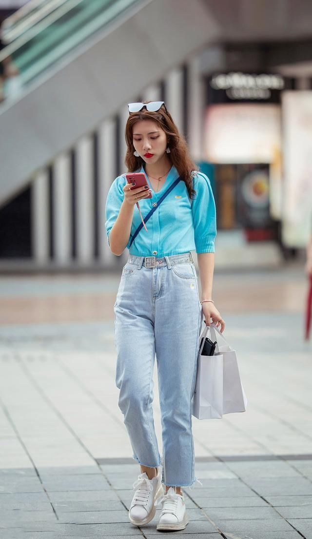 三伏天,时髦姑娘的牛仔裤搭配,简单舒适、穿出酷酷的时尚味道