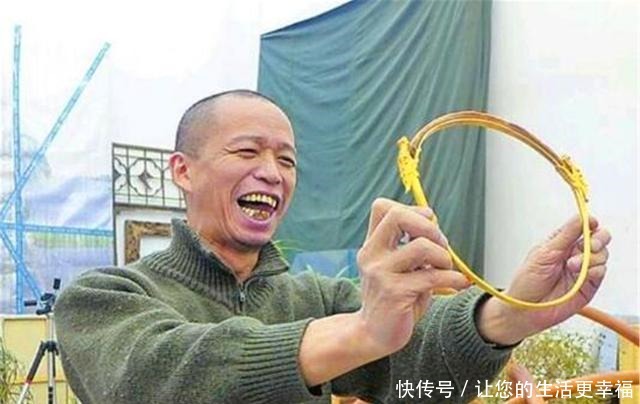 做成|艺术家何云昌取出一根肋骨做成项链,给自己最爱的5个女人戴上