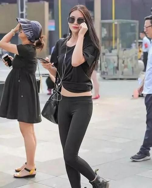 吊带衫 “个性”的打底裤,在年轻女孩中洋溢着时尚潮流