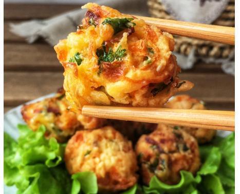 按照我方法炸出来的丸子香脆酥软,怎么吃都吃不腻,端上桌就没