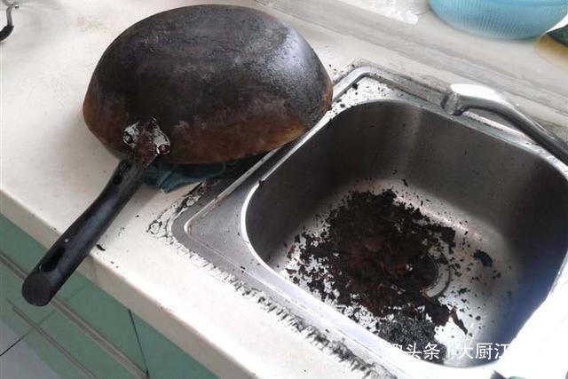 家里炒锅用久了,锅底油污洗不掉,大厨教你这样做,立马光亮如新