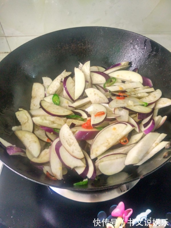 炒茄子先放油是大错特错,大厨教你1招,茄子不吸油还香嫩