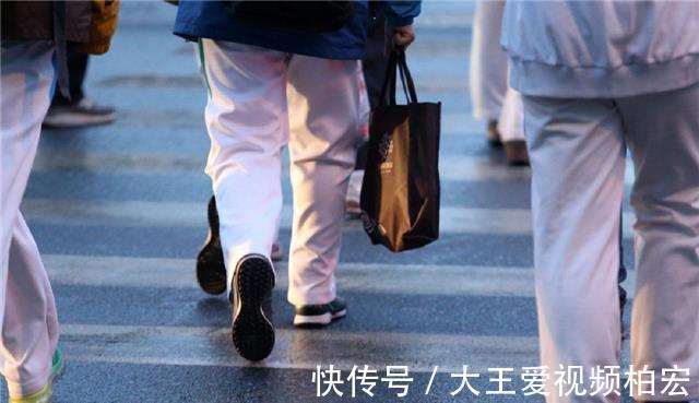 校服|校园“攀比”怪相身穿平价校服的学生，脚上却踩着名牌球鞋