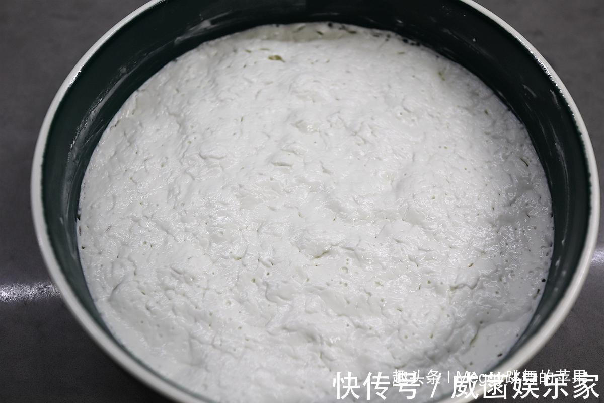 松软香甜的米发糕,米香浓郁不粘牙,做法简单用料少,地道好吃