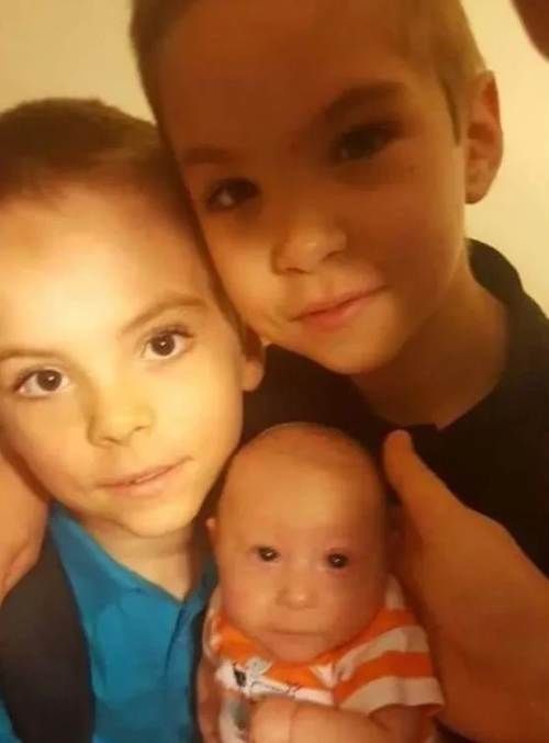 婴儿|婴儿刚出生就被判侏儒症停止发育,父母不愿放弃如今变成这样!