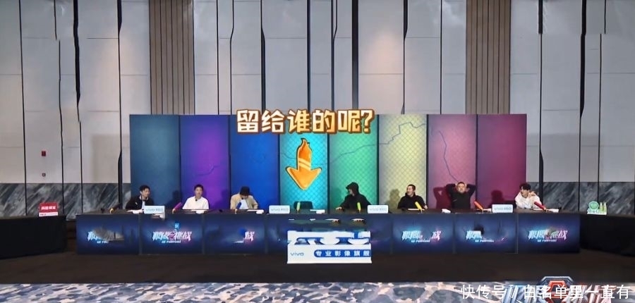 龚俊在《极挑》出场时，黄明昊邓伦原地等待，只有一人上前迎接