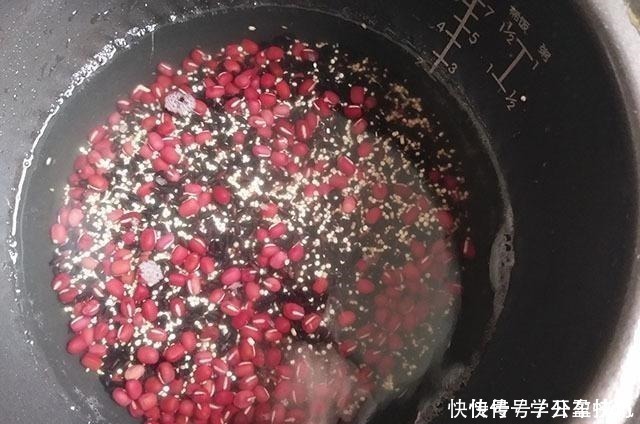 美味|吃包子米饭不如吃它，样子不好看却满满都是料，拌好一蒸，美味