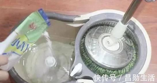 小苏打|教大家几个拖地小妙招，地板干净锃亮，半个月不拖也不落灰