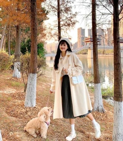 穿大衣少配打底裤,很平庸,今年试试这4款“下装”,时髦好看