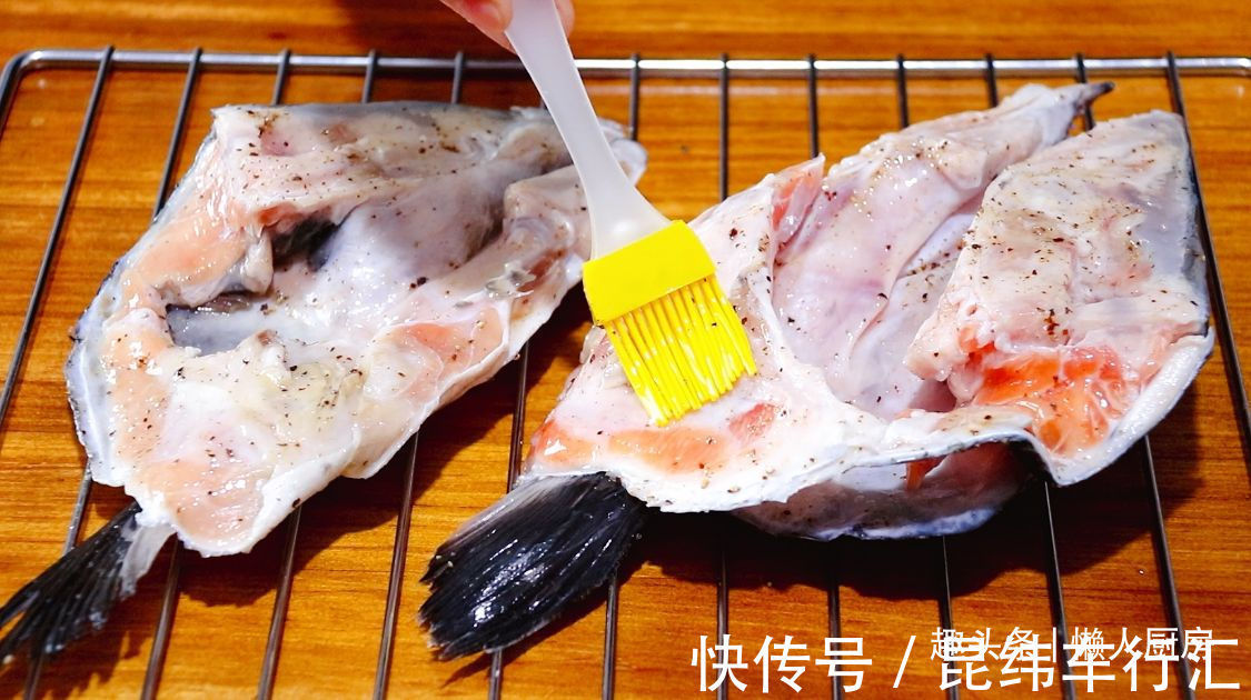 鱼头|9元买了一个三文鱼鱼头，这样烤着吃，外焦里嫩，吃着香