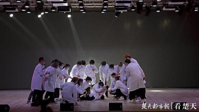  红歌|唱支红歌给你听！高校举办红歌赛根植爱国精神