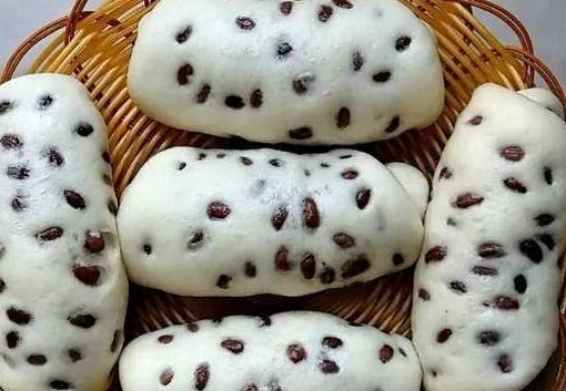 我家红豆从来都不煮,加上一碗面粉,蒸一蒸,软糯香甜超好吃