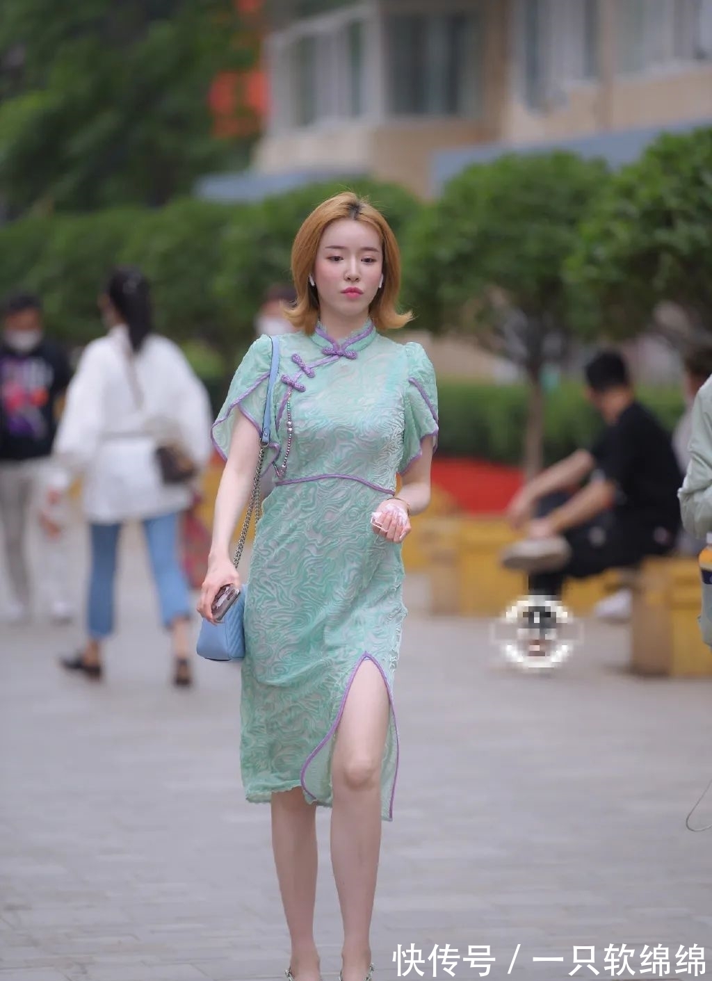 齐肩短发|街拍:旗袍裙搭配齐肩短发,有种成熟女性的温婉味道