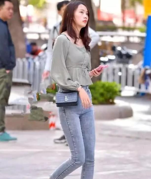 街拍秀色可餐的美女，身穿露肩连衣裙，温婉可人