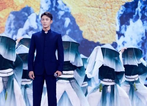 谢霆锋|央视国庆晚会：胡歌一人分饰五角，李雪健一开唱中国式浪漫破防了