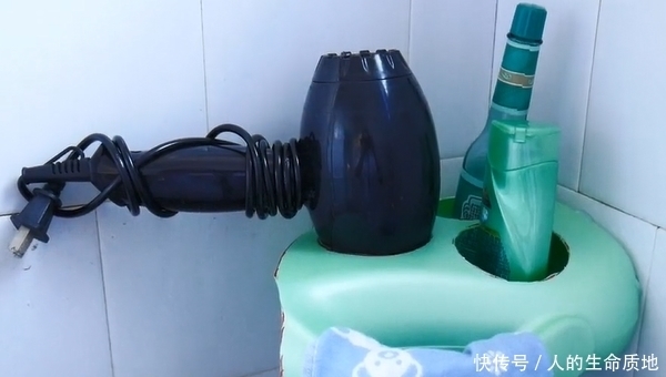 洗衣液瓶别当废品卖了,中间切3个圆,放在卫生间,全家人抢着用