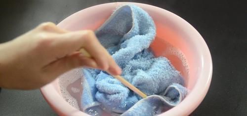 毛巾脏别再洗衣液洗, 洗的时候加一点它, 洗完毛巾就跟新的一样干净