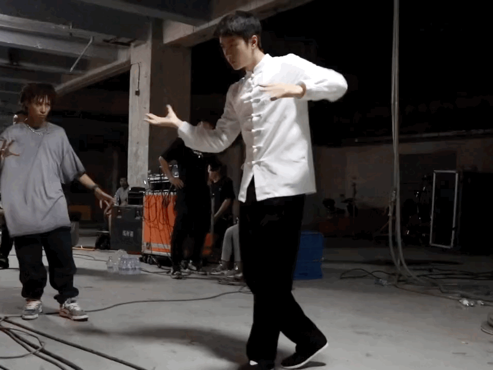 中國功夫|王一博會“舞功”，冠軍秀幕后花絮掉落——國風開燃，剛?cè)岵?
onload=