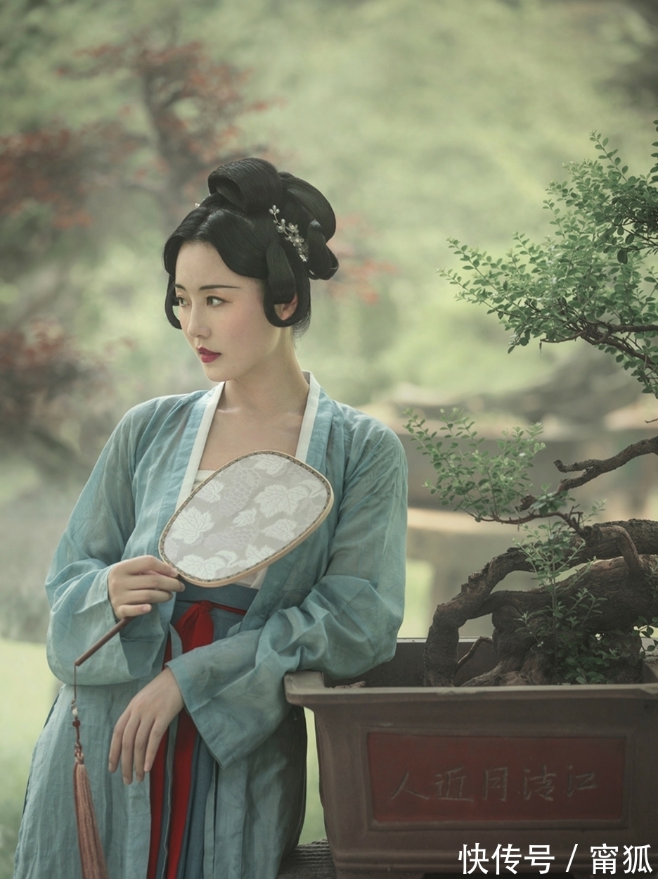 红伞#七绝·三十九首丨雁留斜影云堆月,梦与何人共举觞?