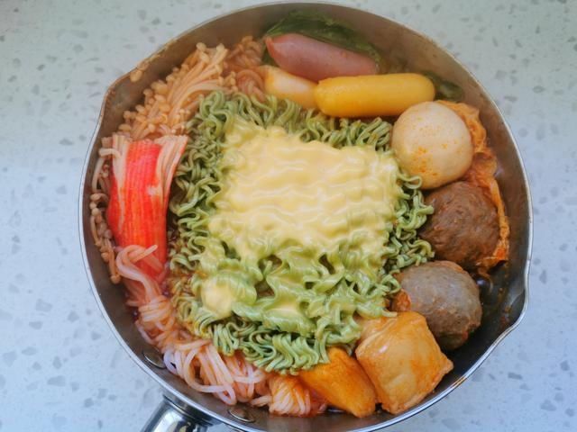 10分钟做一锅懒人部队火锅，不用等无油烟，太适合冬天吃了