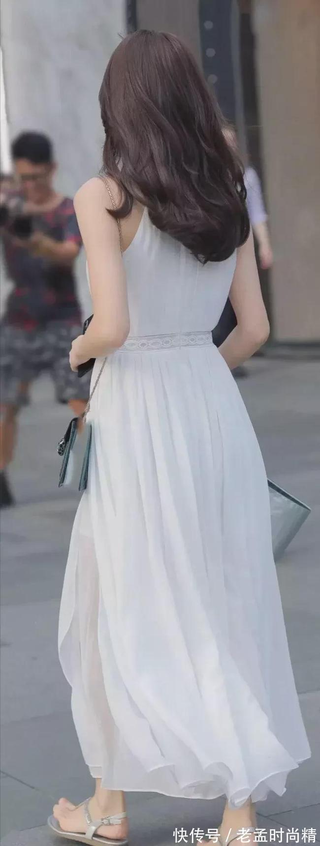 连衣裙 时尚街拍:穿着白色连衣裙的美女温婉动人,如同画中的仙女一般