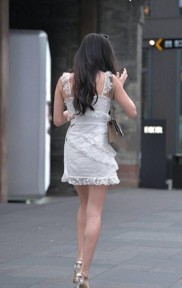 白色蕾丝吊带裙穿出精致感,搭配白色尖头细跟鞋提升气质