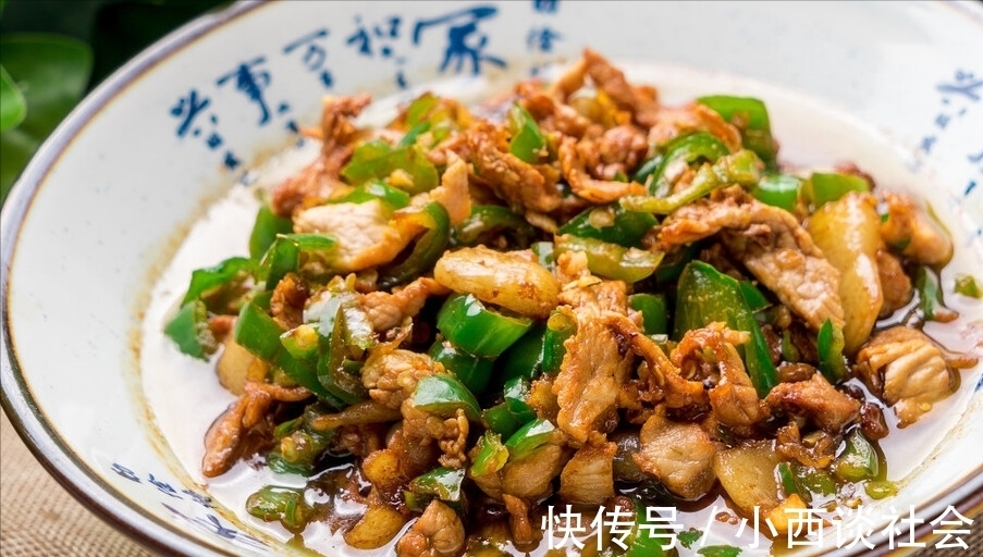 做辣椒炒肉,先炒辣椒还是先炒肉?记住2个技巧,肉片滑嫩辣椒香