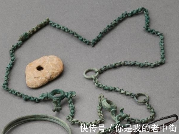 树棺@国外发现2200年前的“睡美人”,身披几十件羊皮大衣,躺在树干里