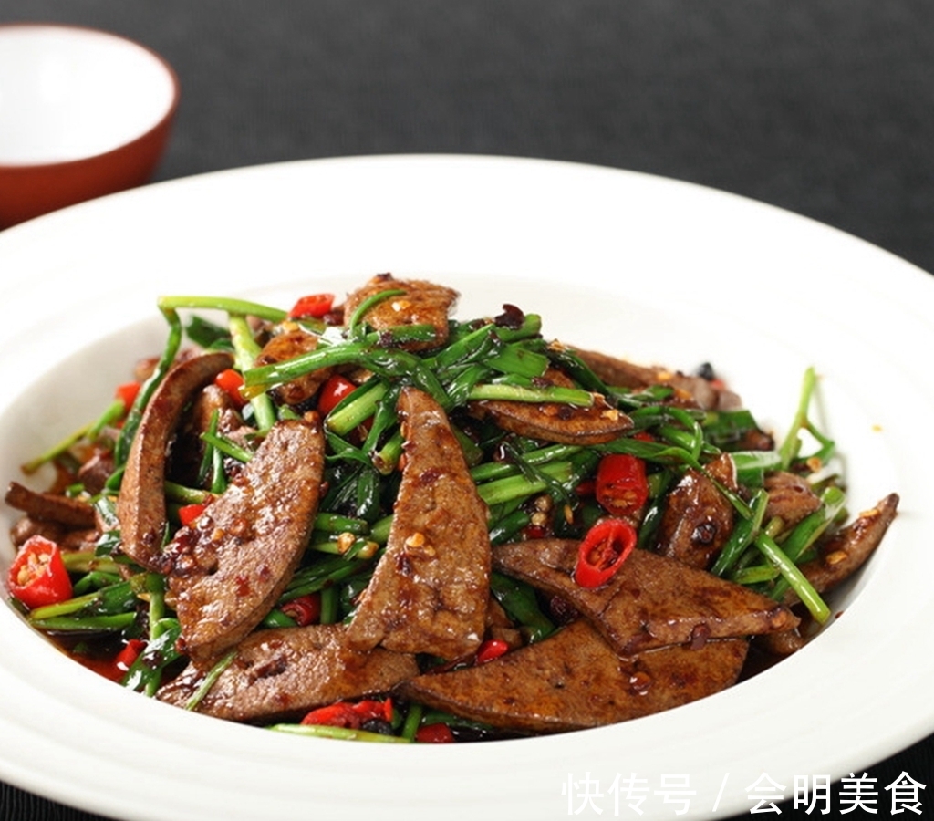 炒猪肝时，千万别放料酒！只需一点它，吃起来香嫩又不腥！