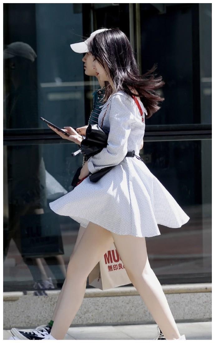 设计|白色调的连衣裙, 给人一种轻盈的感觉, 尽显青春透美