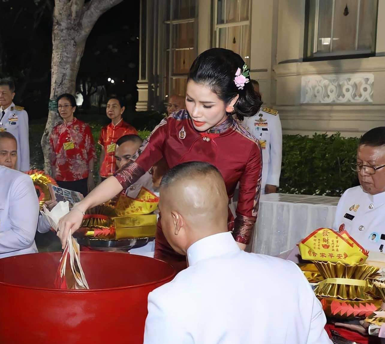 诗尼娜贵妃穿中国旗袍贺新年，婀娜多姿，造型却像民国姨太太