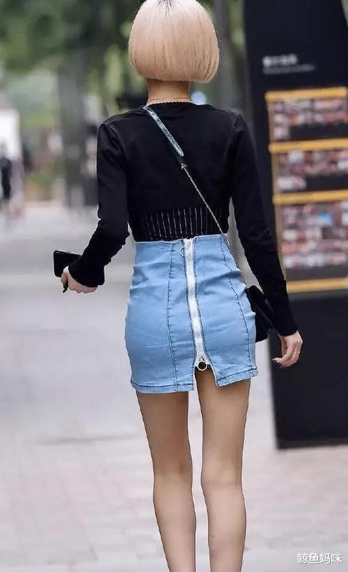 翩若惊鸿,婉若游龙,黑色小坎肩配短裙更有韵味