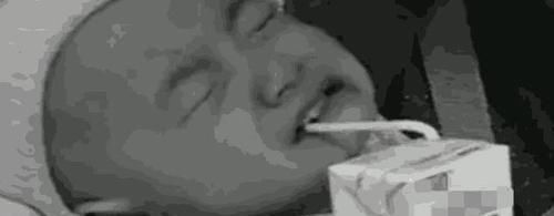 损伤|妈妈为“省事”,用这个喂奶,导致15个月女童大脑损伤