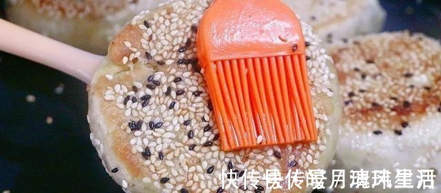 搅拌均匀|五香烧饼懒人做法，不揉面不用烤，又酥又软又筋道，咬一口太香了！