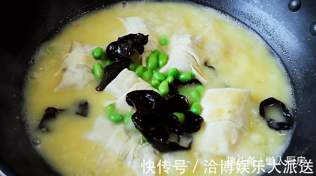 1张百叶，1块猪肉，教你做千张肉卷，配上毛豆和咸蛋黄，连汤喝光