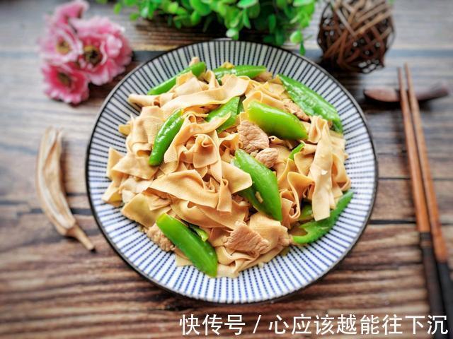 东北老厨师做的尖椒干豆腐,嫩滑鲜香,只因加了“它”