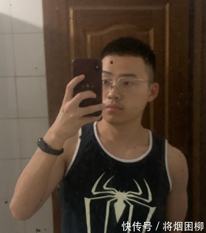 小哥|身高不够肌肉来凑，25岁小哥健身日常，一年没少做俯卧撑！