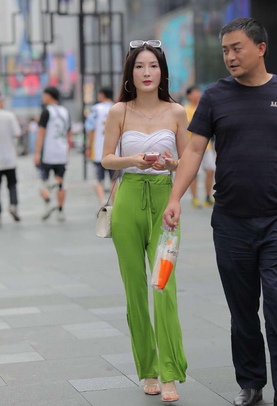 街拍：爱上大叔的小姐姐，长发落肩格外迷人