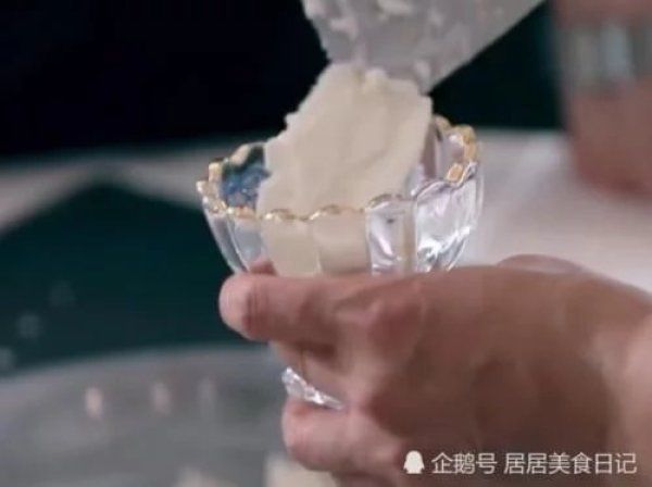 《中餐厅》赵丽颖夸炒酸奶好吃，看清桌上剩余后，网友懒得装