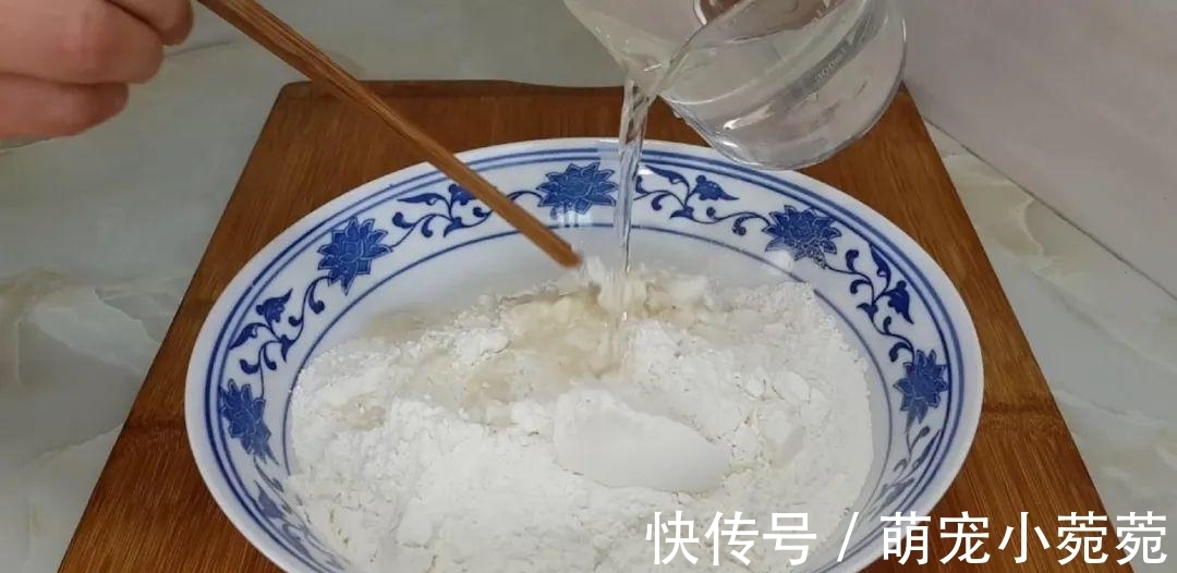 烙饼|烙饼这做法太香了,开水一烫,柔软筋道又多层,出锅孩子都抢着吃
