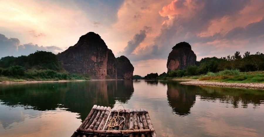 古人如何把“棺材”放在悬崖上专家探索多年无果,老农一语道破!